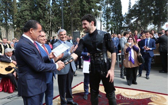 Elmar Vəliyev ingilis səfirə xal&ccedil;a hədiyyə etdi - Fotolar