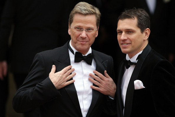 Həmcinsi ilə evlənən eks-nazir &ouml;ld&uuml;