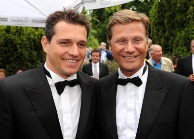 Həmcinsi ilə evlənən eks-nazir &ouml;ld&uuml;