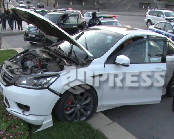 Sərxoş s&uuml;r&uuml;c&uuml; Bakının mərkəzində qəza t&ouml;rətdi - Foto