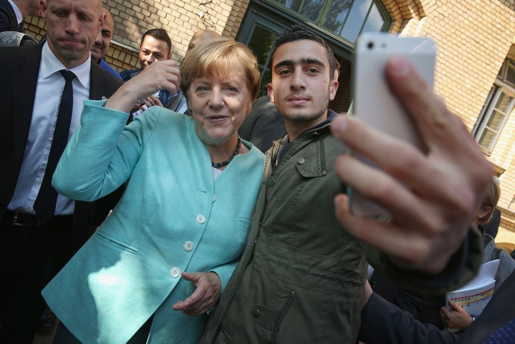 Merkellə selfi çəkdirən oğlan Brüssel terrorçusudur? - Foto