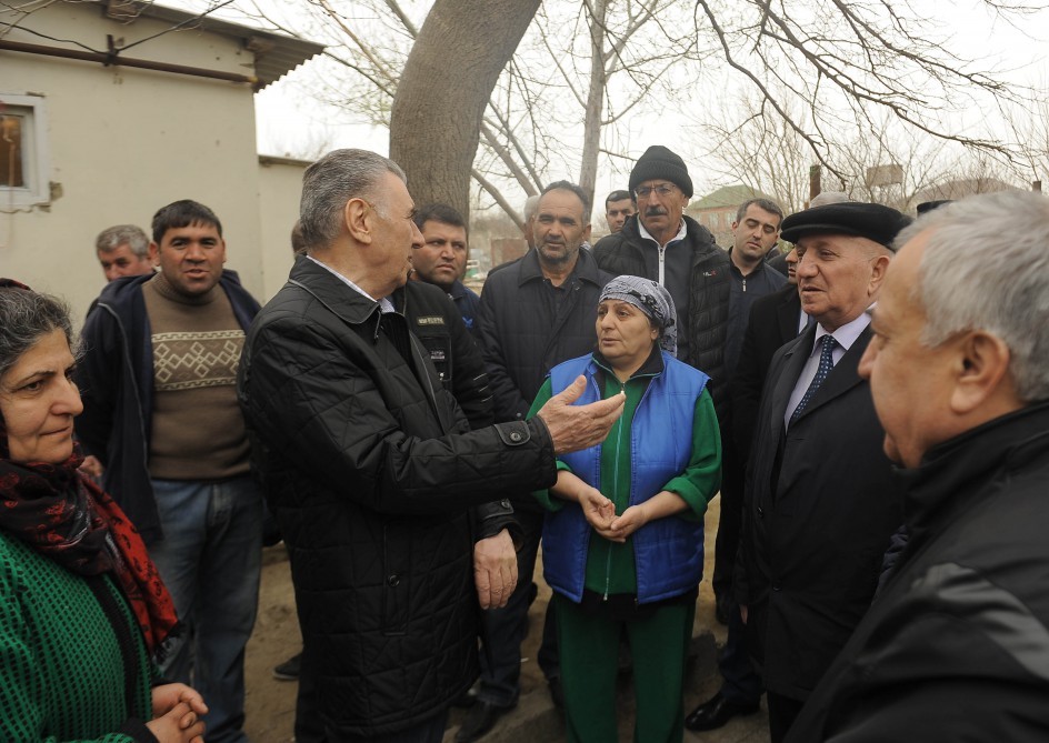 Baş nazirin m&uuml;avini yanğın yerində - Fotolar