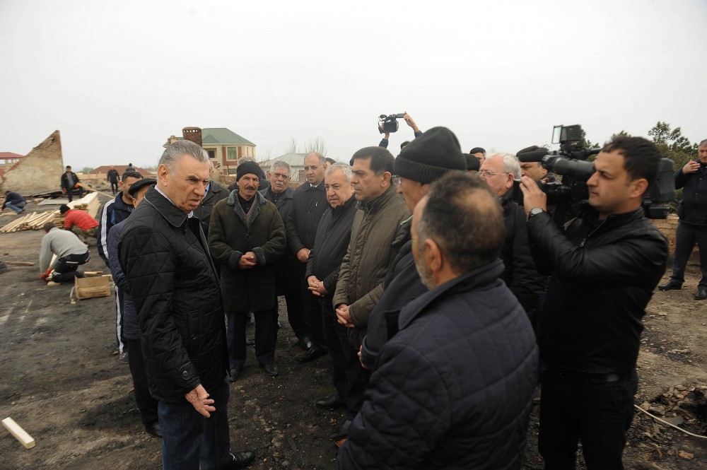 Baş nazirin m&uuml;avini yanğın yerində - Fotolar
