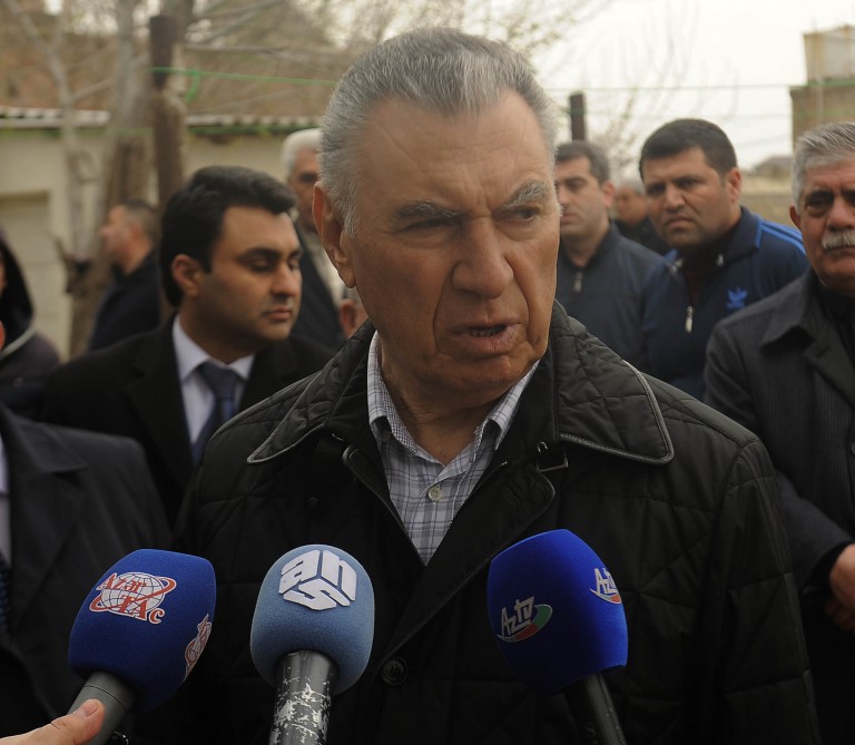 Baş nazirin m&uuml;avini yanğın yerində - Fotolar