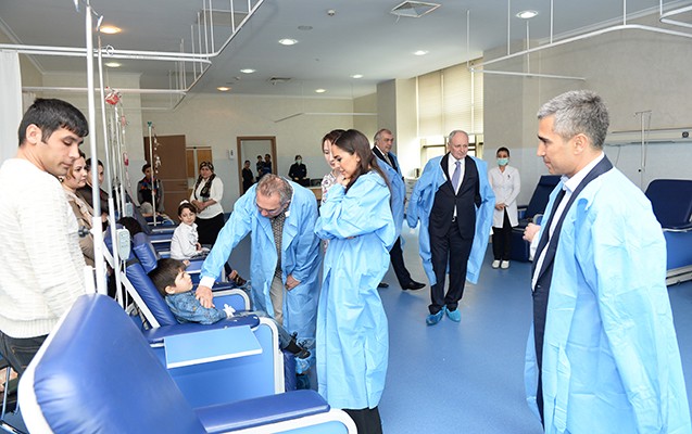 Prezidentin qızı talassemiyalı uşaqlara baş &ccedil;əkdi - Fotolar