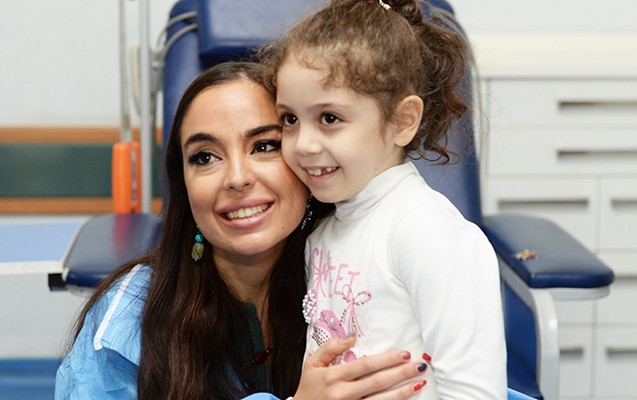 Prezidentin qızı talassemiyalı uşaqlara baş &ccedil;əkdi - Fotolar