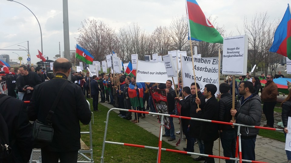 Sarkisyan Berlində etirazla qarşılandı  -  Azərbaycanlıların mitinqi +Foto+Video 