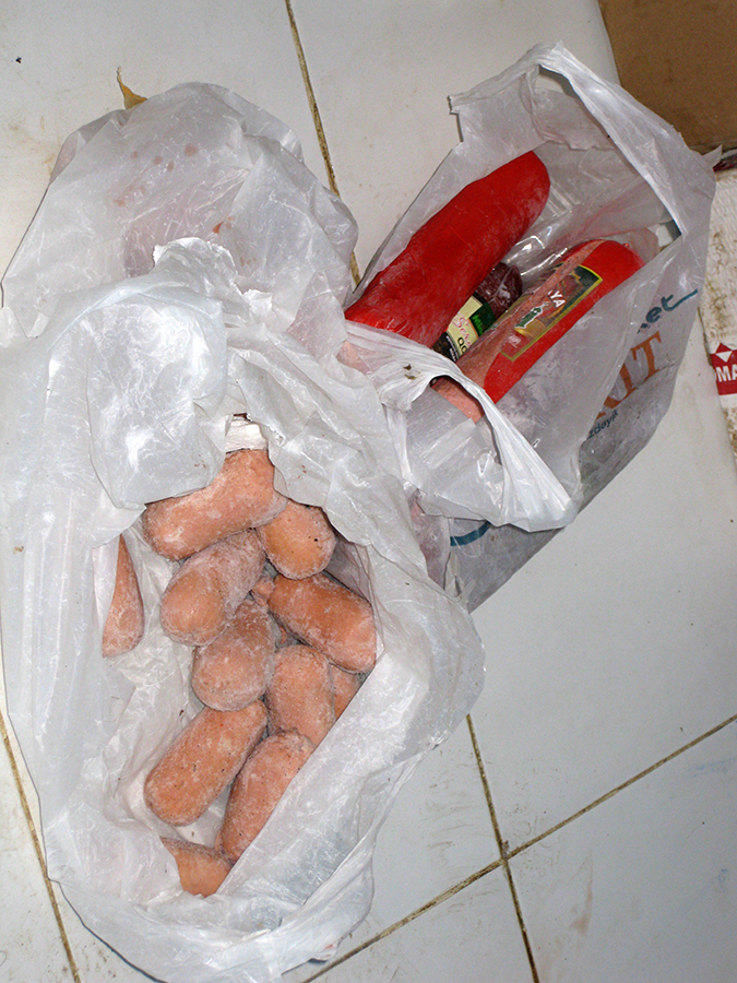 Nazirlik mənşəyi məlum olmayan kolbasalar aşkarladı -  Fotolar