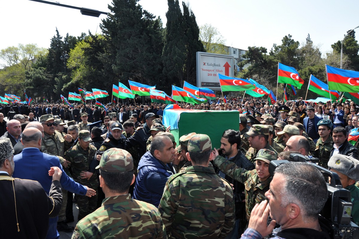 Sumqayıt daha bir şəhidini izdihamla yola saldı  -  Fotolar