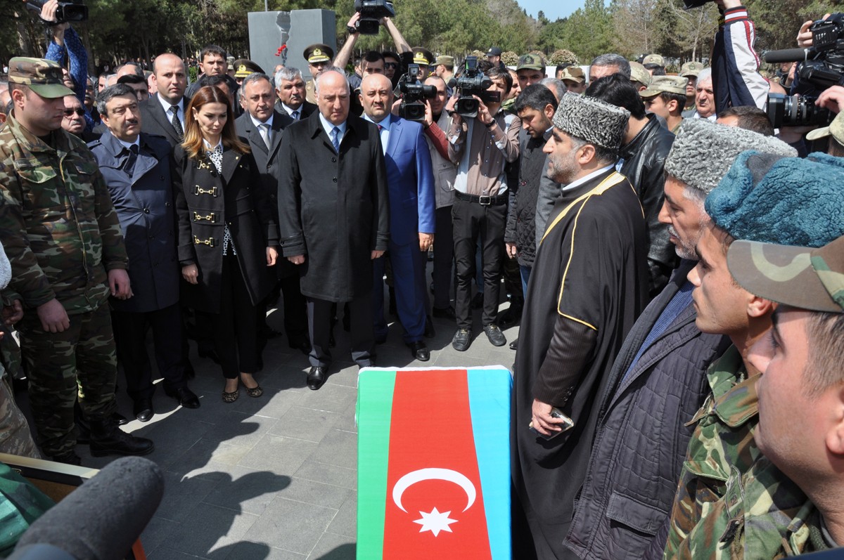 Sumqayıt daha bir şəhidini izdihamla yola saldı  -  Fotolar