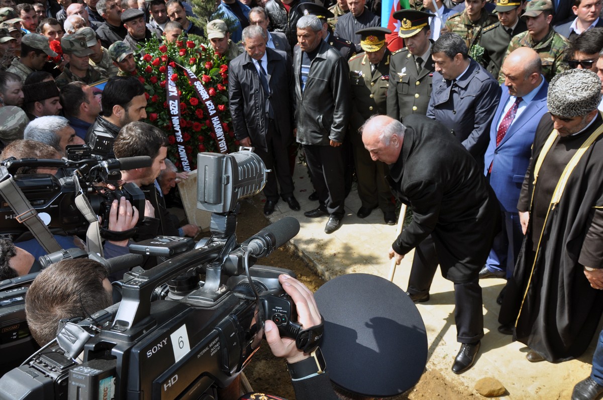 Sumqayıt daha bir şəhidini izdihamla yola saldı  -  Fotolar