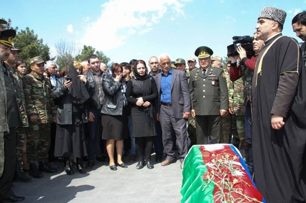 D&ouml;vlət qulluq&ccedil;usunun oğlu da şəhid olub -  Fotolar