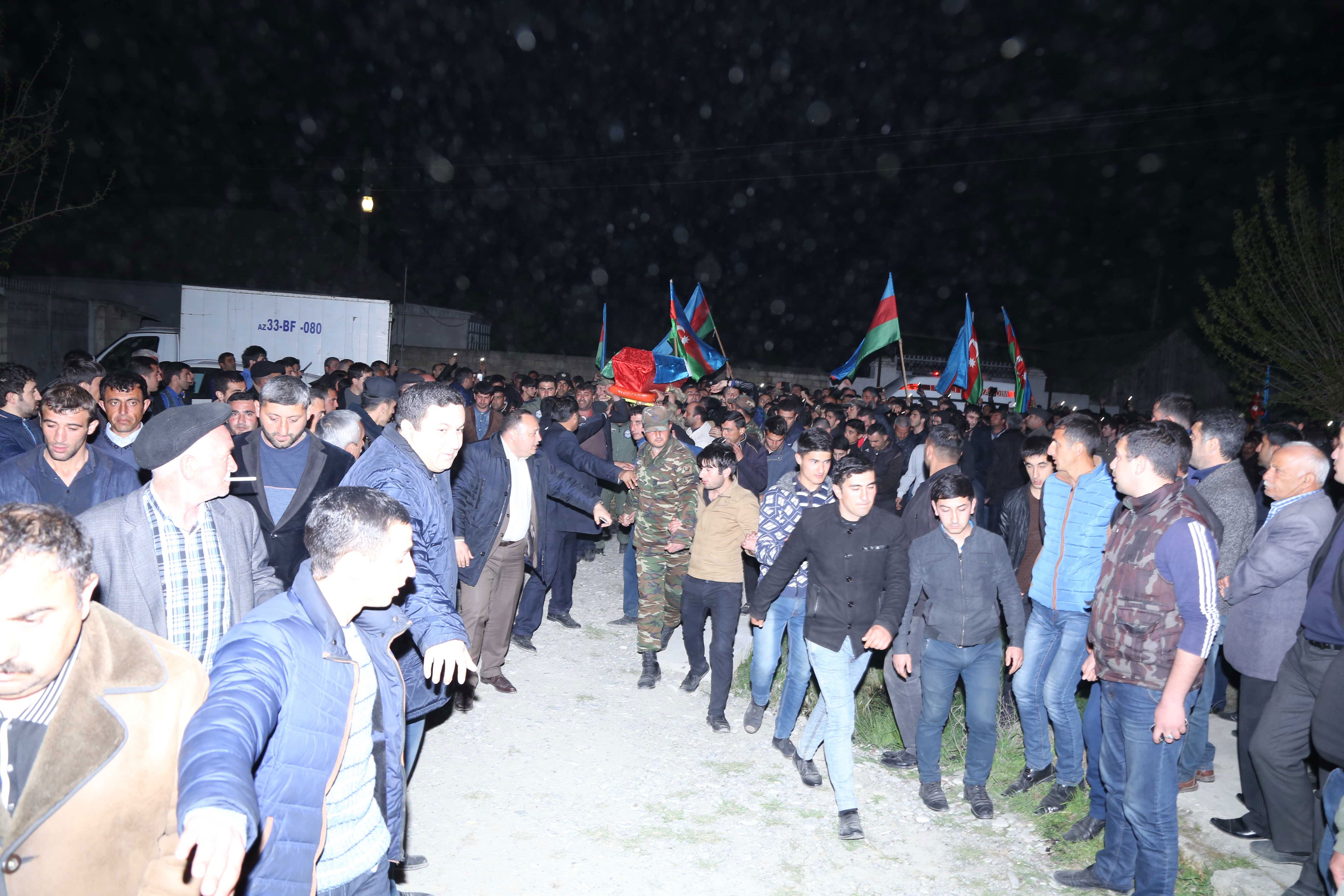 Şəhid pilot Bakıya izdihamla yola salındı  -  Fotolar