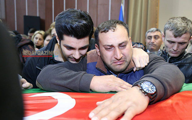 Şəhidlərin dəfnində insan seli - Fotolar