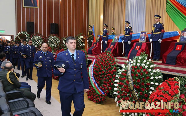 Ordu rəhbərliyi şəhidlərin dəfnində -  Fotolar