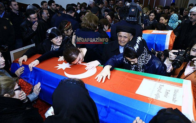 Şəhidlərin dəfnində insan seli - Fotolar