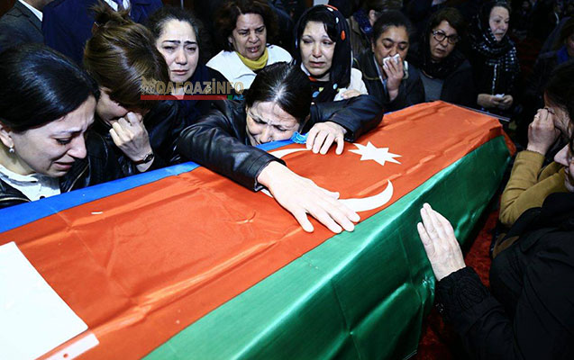 Şəhidlərin dəfnində insan seli - Fotolar