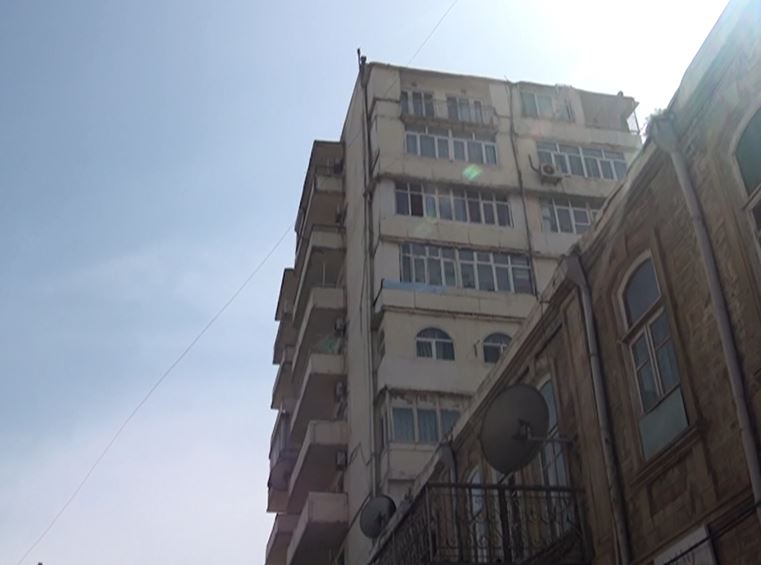 50 yaşlı qadın &ouml;z&uuml;n&uuml; 9-cu mərtəbədən atdı - Bakıda