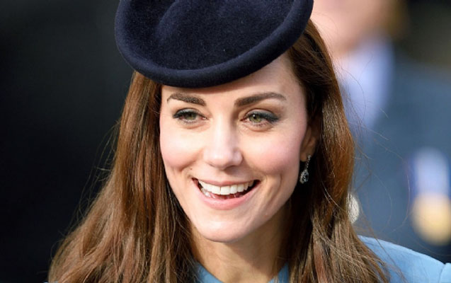 Kral ailəsinin gəlini ayaqları ilə g&uuml;ndəmdə - Fotolar