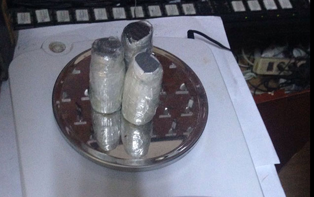 Konfetlərin i&ccedil;ində civə ke&ccedil;irtmək istədi