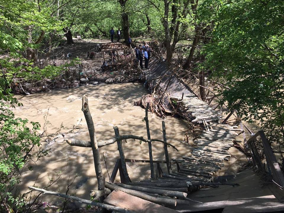 Sel Lerikdə k&ouml;rp&uuml;ləri dağıdıb - Fotolar