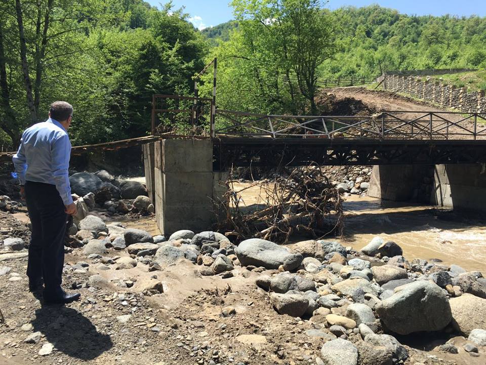 Sel Lerikdə k&ouml;rp&uuml;ləri dağıdıb - Fotolar