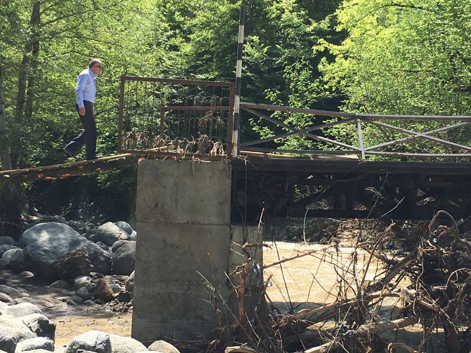 Sel Lerikdə k&ouml;rp&uuml;ləri dağıdıb - Fotolar