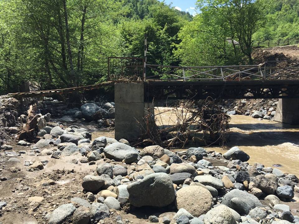 Sel Lerikdə k&ouml;rp&uuml;ləri dağıdıb - Fotolar