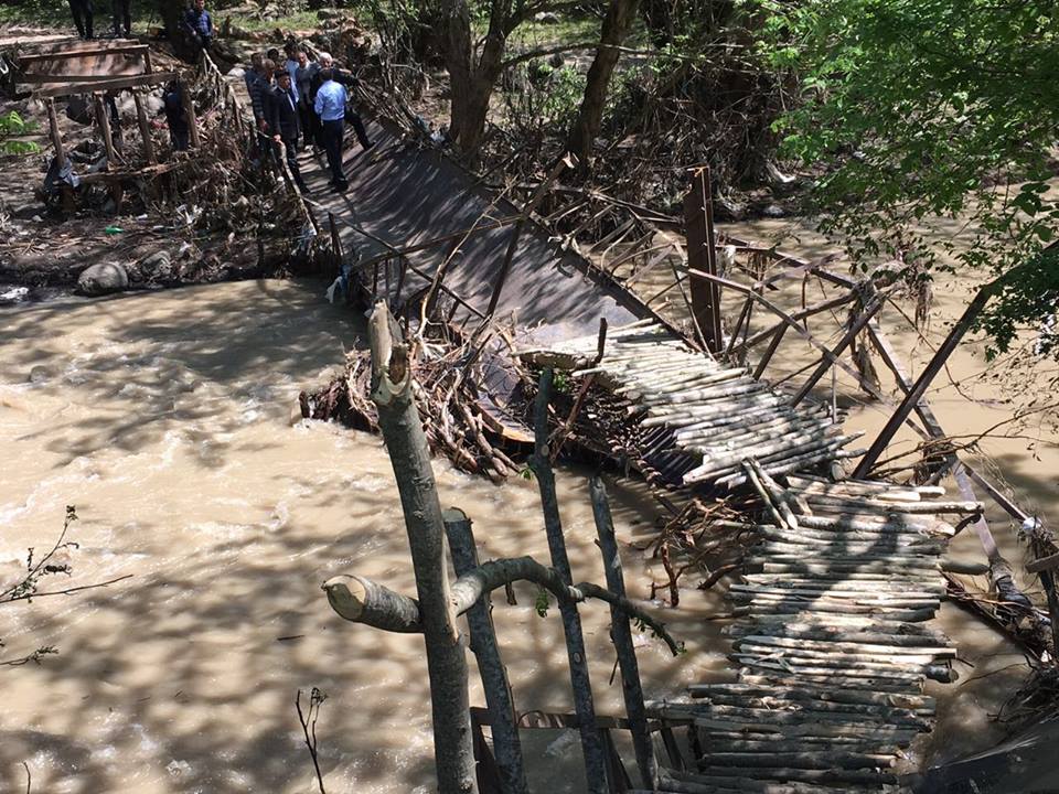 Sel Lerikdə k&ouml;rp&uuml;ləri dağıdıb - Fotolar