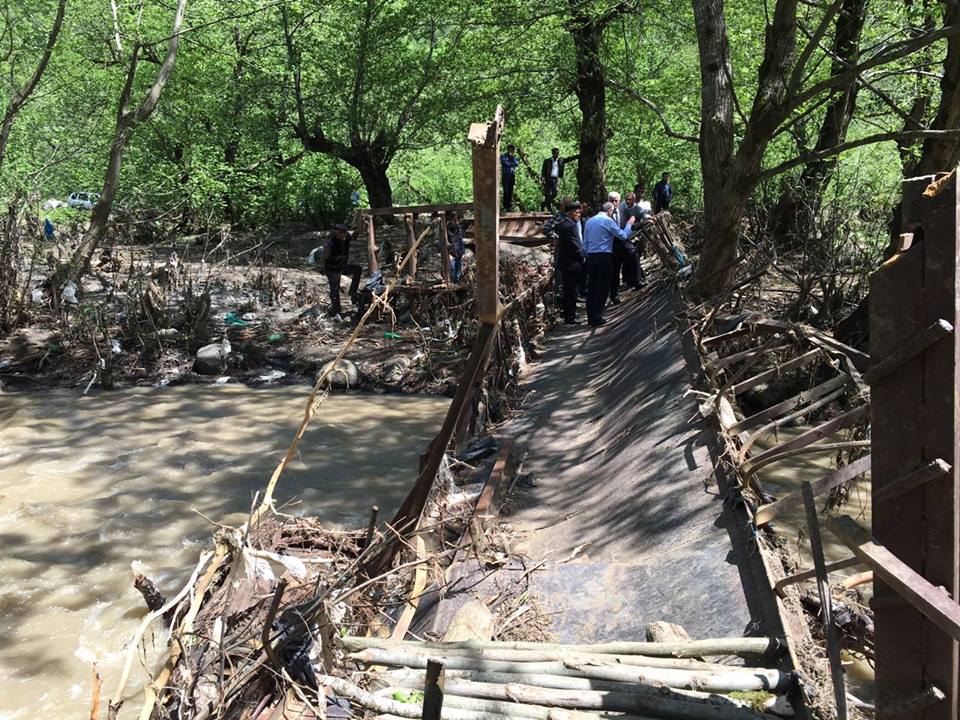 Sel Lerikdə k&ouml;rp&uuml;ləri dağıdıb - Fotolar