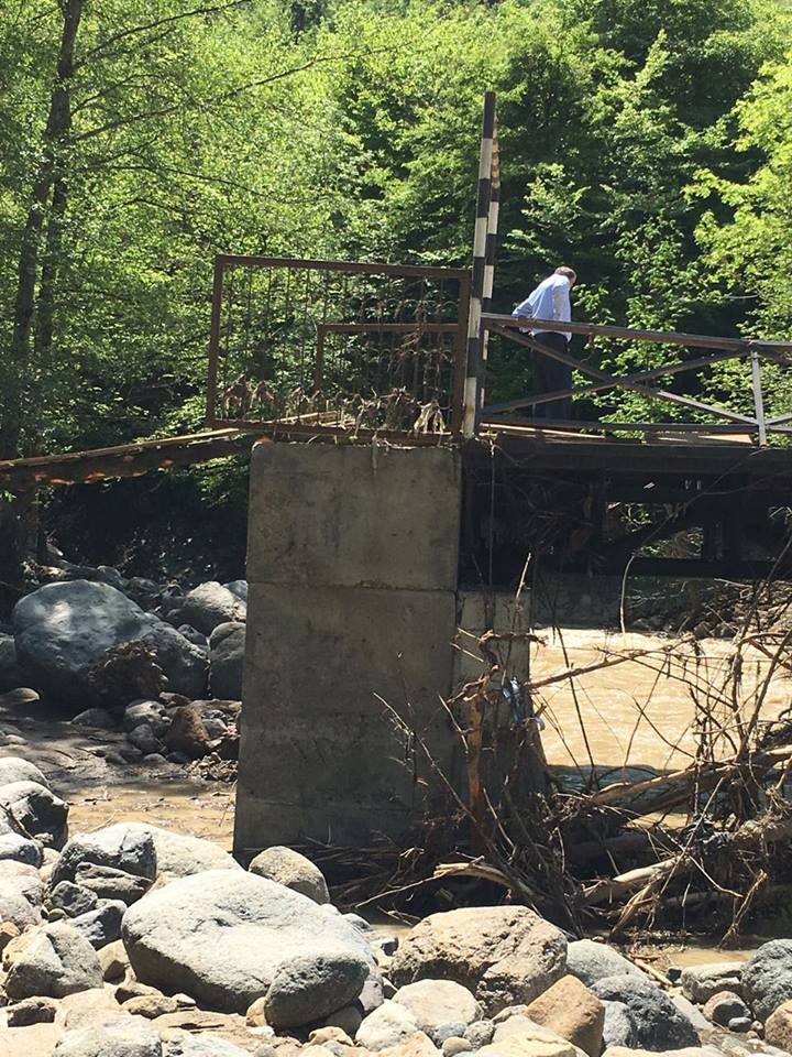 Sel Lerikdə k&ouml;rp&uuml;ləri dağıdıb - Fotolar