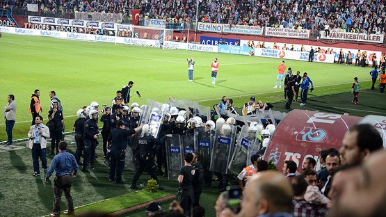 &ldquo;Fənərbax&ccedil;a&rdquo;nın oyununda dava - Hakimi təpiklədilər +Fotolar