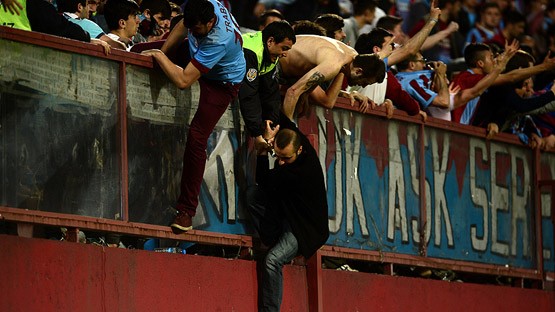 &ldquo;Fənərbax&ccedil;a&rdquo;nın oyununda dava - Hakimi təpiklədilər +Fotolar