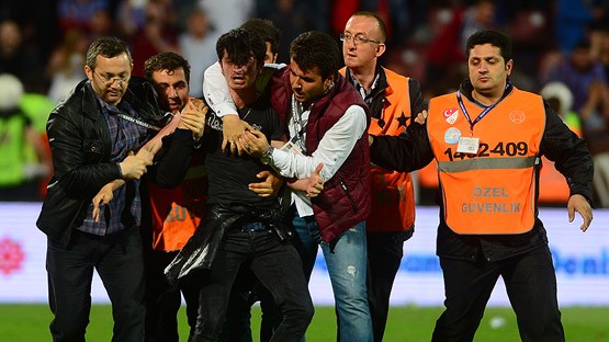 &ldquo;Fənərbax&ccedil;a&rdquo;nın oyununda dava - Hakimi təpiklədilər +Fotolar