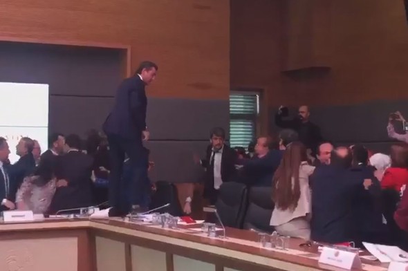 Deputatlar arasında dava - 5 yaralı + Video