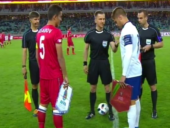 İlham Əliyev nəvələri ilə millinin oyununda - Foto