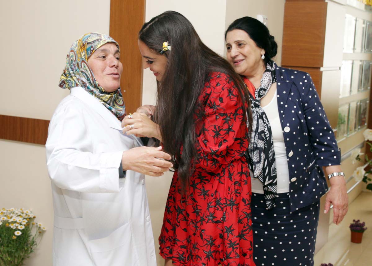 Leyla Əliyeva əlillər &uuml;&ccedil;&uuml;n şeirlərini oxudu - Fotolar