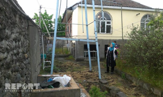 &ldquo;Azərsu&rdquo;nun iş&ccedil;isi adı ilə evə basqın etdilər - Fotolar