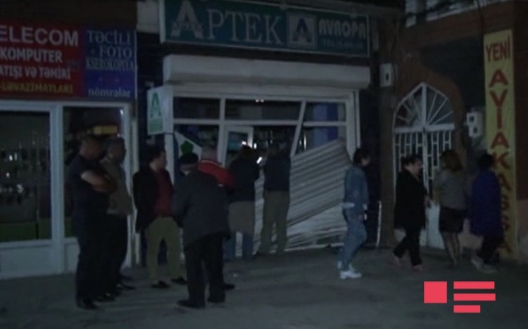 Zaqatalada avtomobil aptekə &ccedil;ırpıldı -  Foto