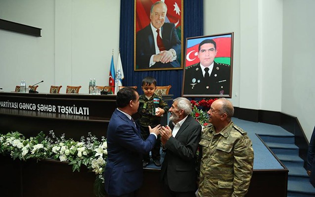 Gəncədə şəhidin medalı ailəsinə təqdim edilib - Fotolar