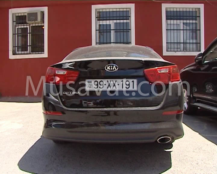 Bakıda k&uuml;&ccedil;ənin ortasında qadının maşınını əlindən aldılar - Foto