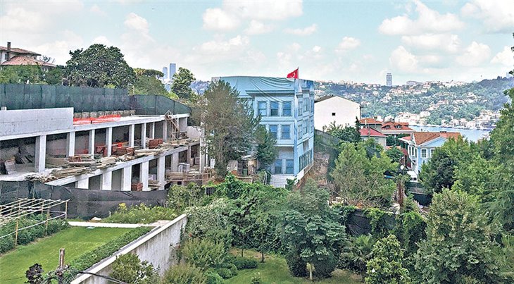 Azərbaycanlı biznesmenin villasını s&ouml;k&uuml;rlər - Fotolar