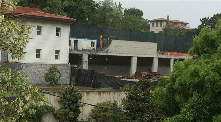 Azərbaycanlı biznesmenin villasını s&ouml;k&uuml;rlər - Fotolar