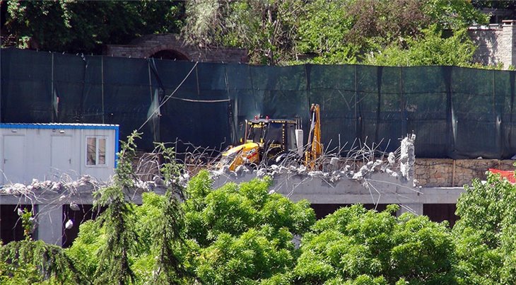 Azərbaycanlı biznesmenin villasını s&ouml;k&uuml;rlər - Fotolar