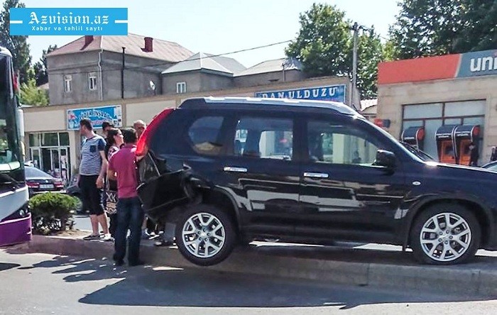 “Nissan” “Porsche”yə, “Porsche” avtobusa çırpıldı  -  Fotolar