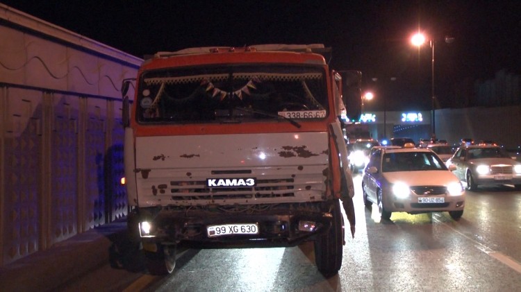 Bakıda “KamAZ” 6 maşını əzdi - Fotolar Bakıda “KamAZ” 6 maşını əzdi - Fotolar