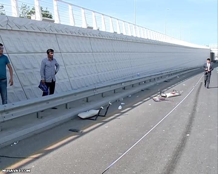 Bakıda avtobus elektromobilə &ccedil;ırpıldı  -  Yaralılar var+Fotolar