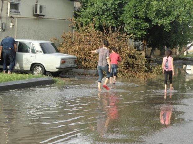 Salyanda leysan - Həyətləri su basdı+Fotolar