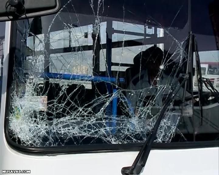 Bakıda avtobus elektromobilə &ccedil;ırpıldı  -  Yaralılar var+Fotolar