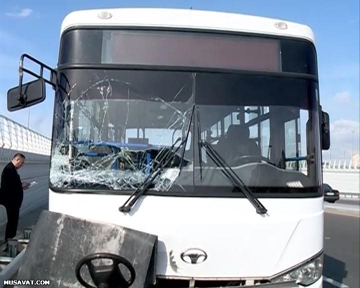 Bakıda avtobus elektromobilə &ccedil;ırpıldı  -  Yaralılar var+Fotolar